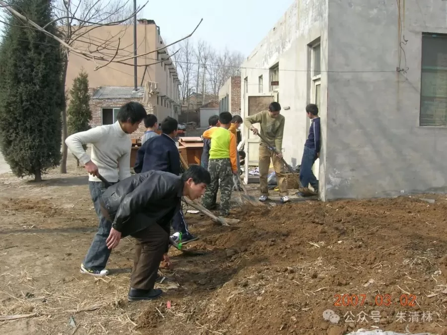 02-劳动铲土.jpg 02-劳动铲土.jpg