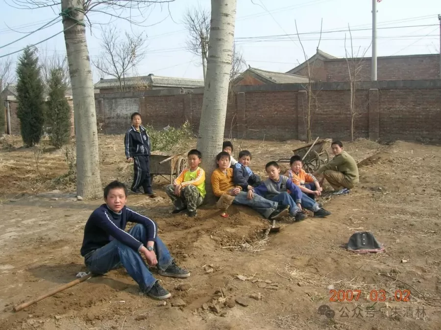 04-和同学们一起劳动.jpg 04-和同学们一起劳动.jpg