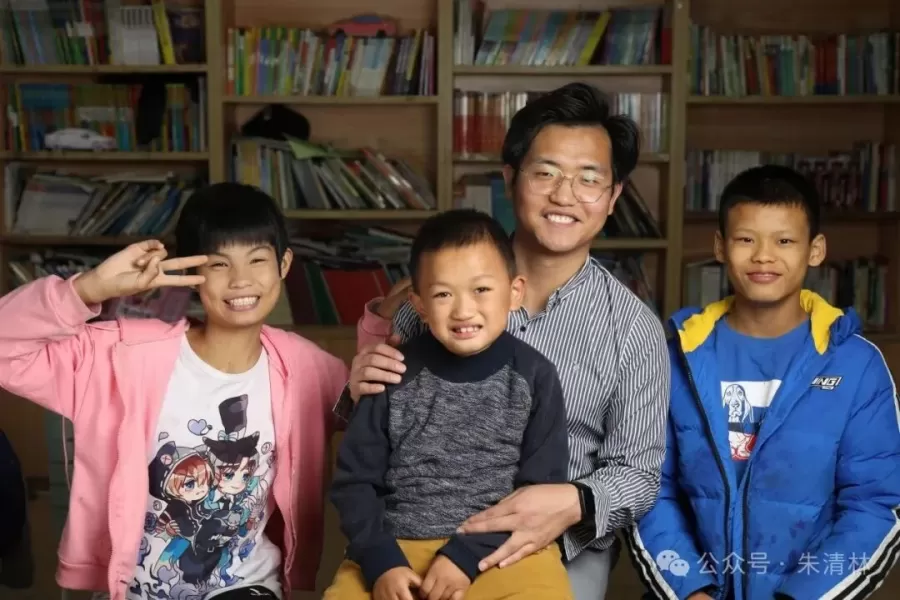 07-与孩子们一起合影.jpg 07-与孩子们一起合影.jpg