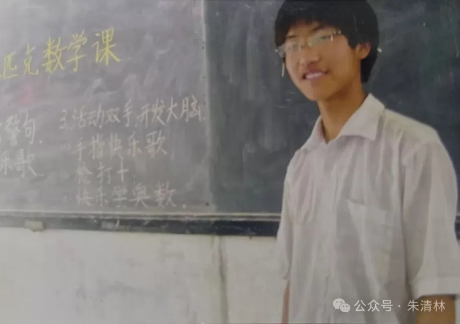 05-黑板前.jpg 05-黑板前.jpg