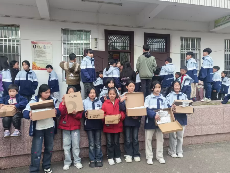 光爱学校发鞋.jpg 光爱学校发鞋.jpg