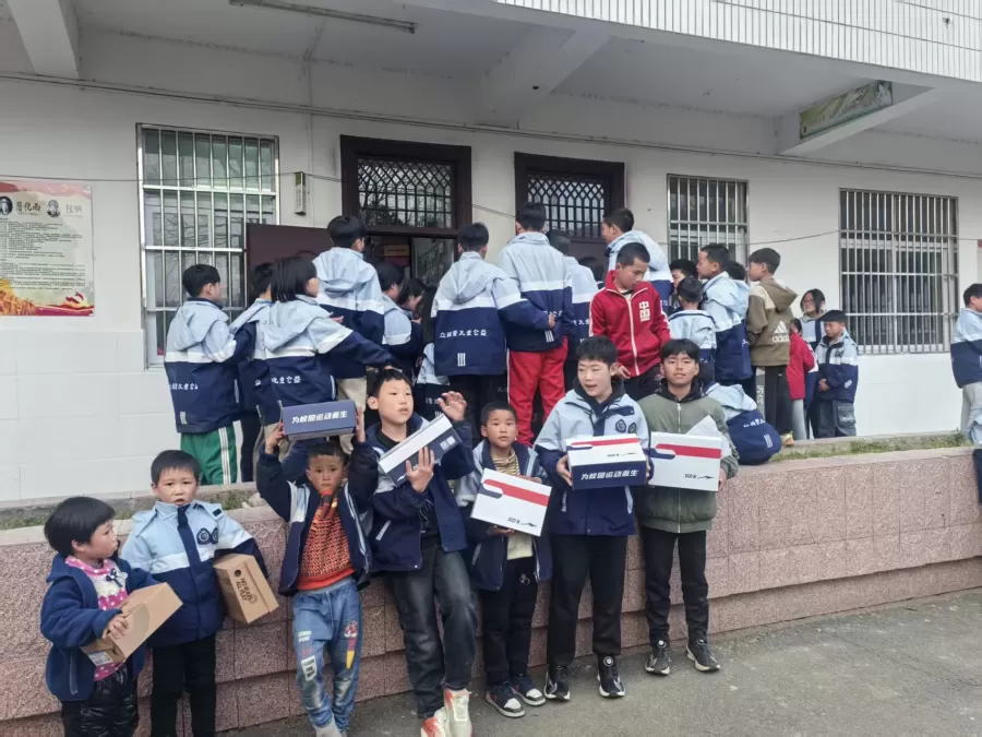 光爱学校发鞋1.jpg 光爱学校发鞋1.jpg